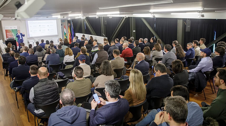 Asistentes a la primera sesión de Foro Rioja organizado en La Fombera.