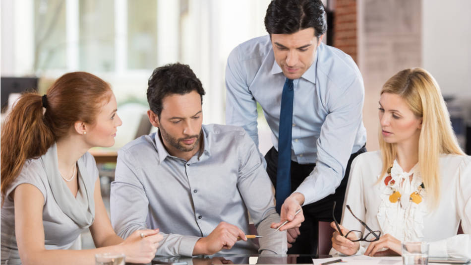 Lider de un equipo solucionando problemas en la oficina