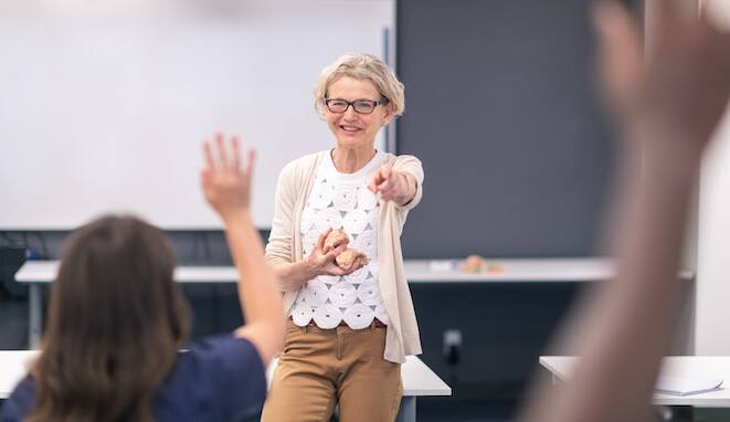 Evaluación docente. Profesora dando clase. 