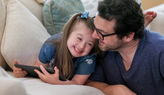 Educación inclusiva. Niña con padre. 