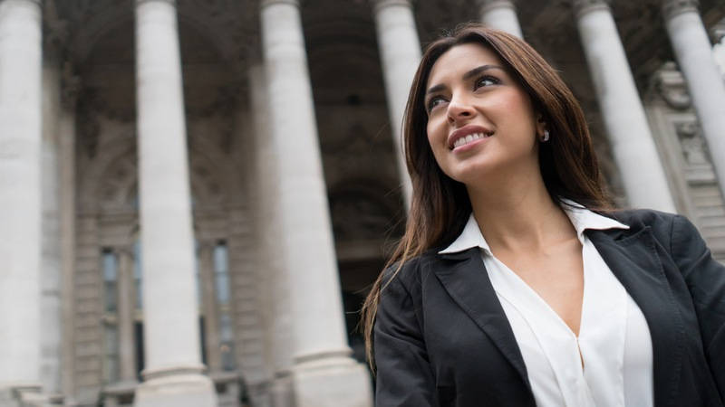 Abogacía y mujer: lidera tu carrera hacia el éxito.