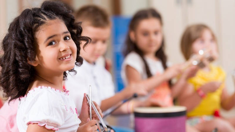 Educación multicultural. Un grupo de niños tocando instrumentos.