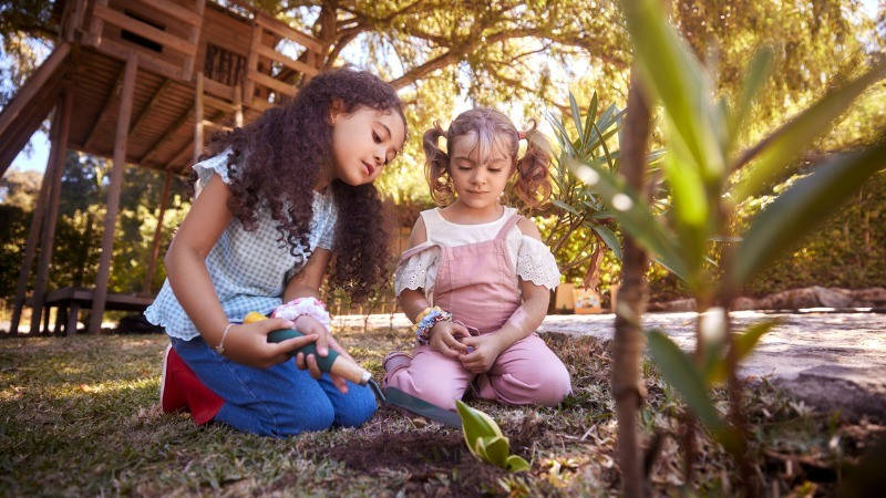 Educación; atención temprana, entorno natural; dos hermanas plantan plantas en el jardín de su casa