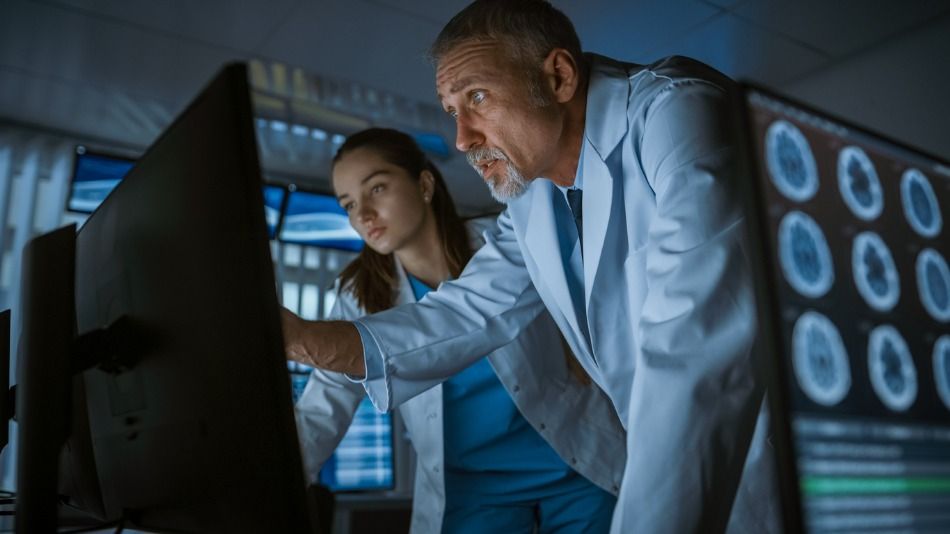 estimulación cognitiva, 2 médicos viendo radiografías del cerebro