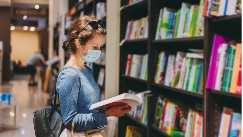 Mujer lee libro de gramática y lingüística