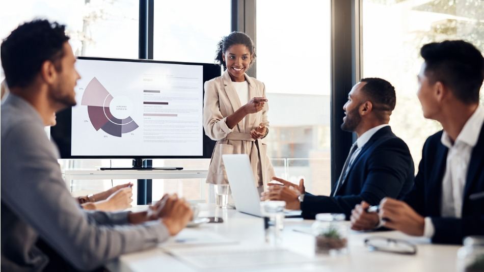 EINF; una mujer presentando la estructura de la empresa a sus compañeros