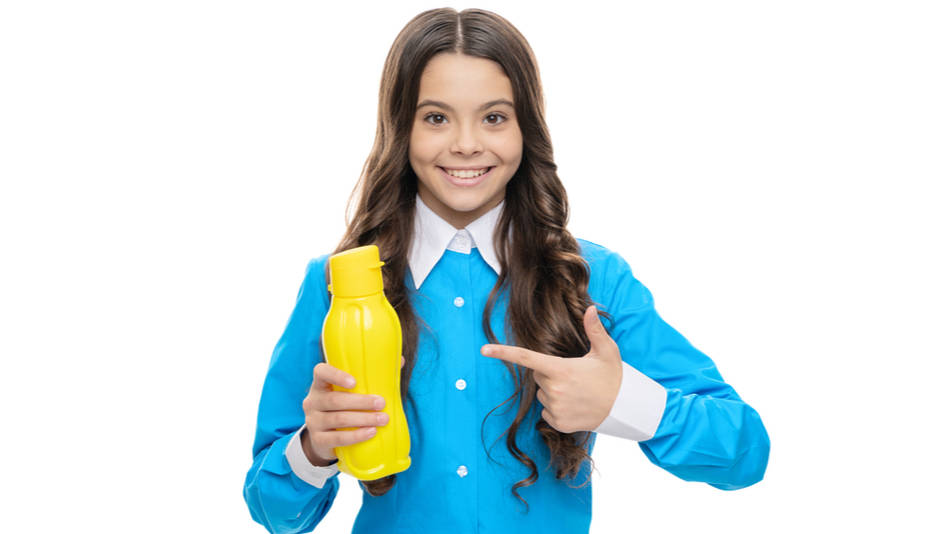 Marketing lateral; una niña con una botella amarailla de yogur líquido