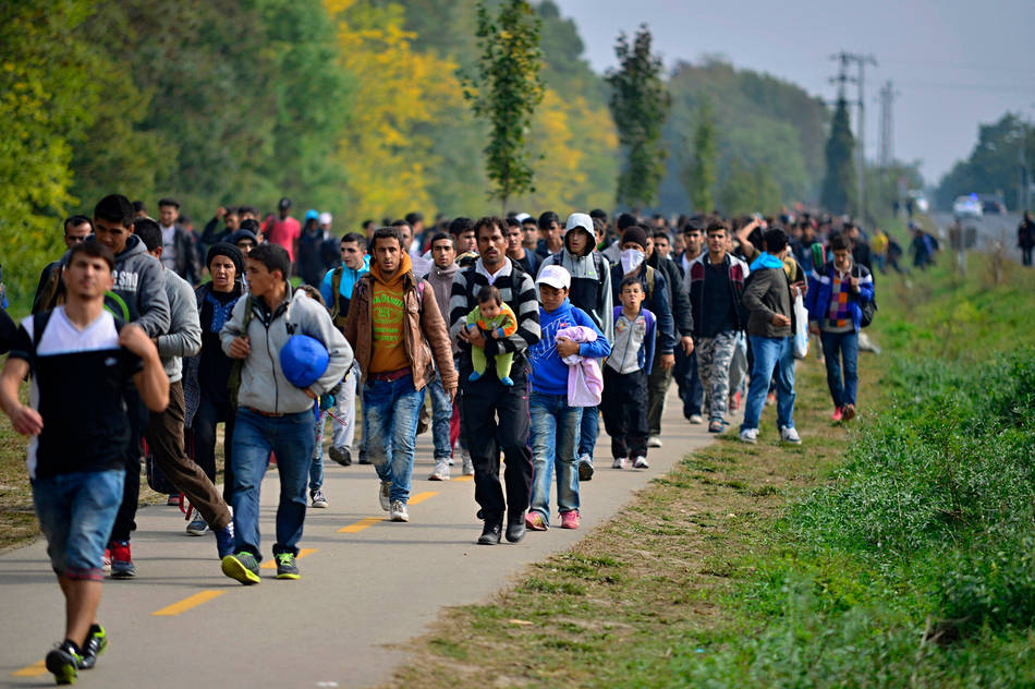 acción humanitaria, refugiados andando