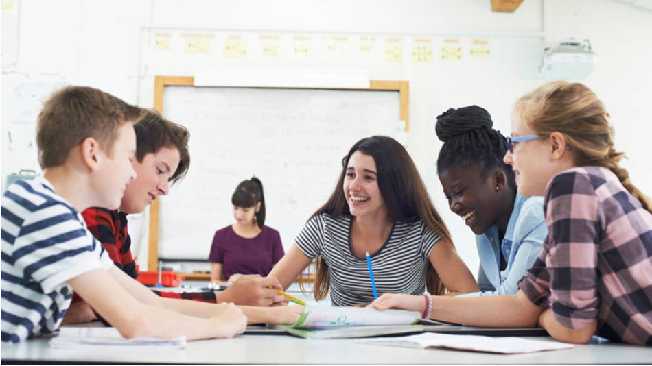 Metodologías Activas; niños de secundaria trabajando en un grupo en el aula