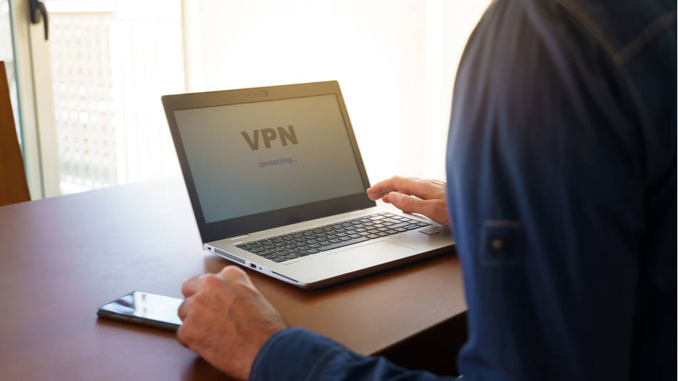 hombre con ordenador y pantalla vpn