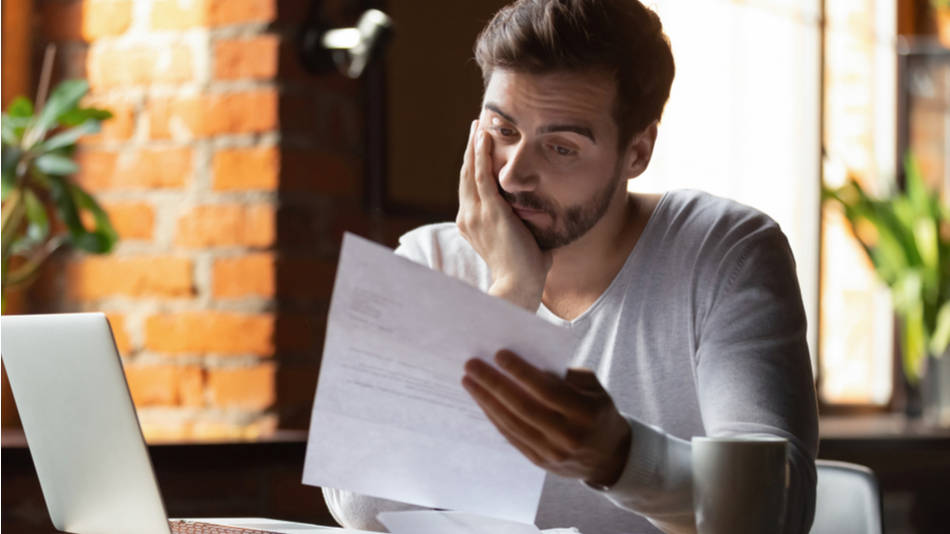 Hombre leyendo el precontrato laboral