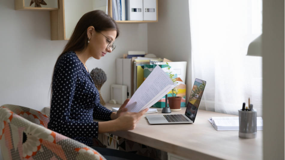 mujer leyendo en su escritorio