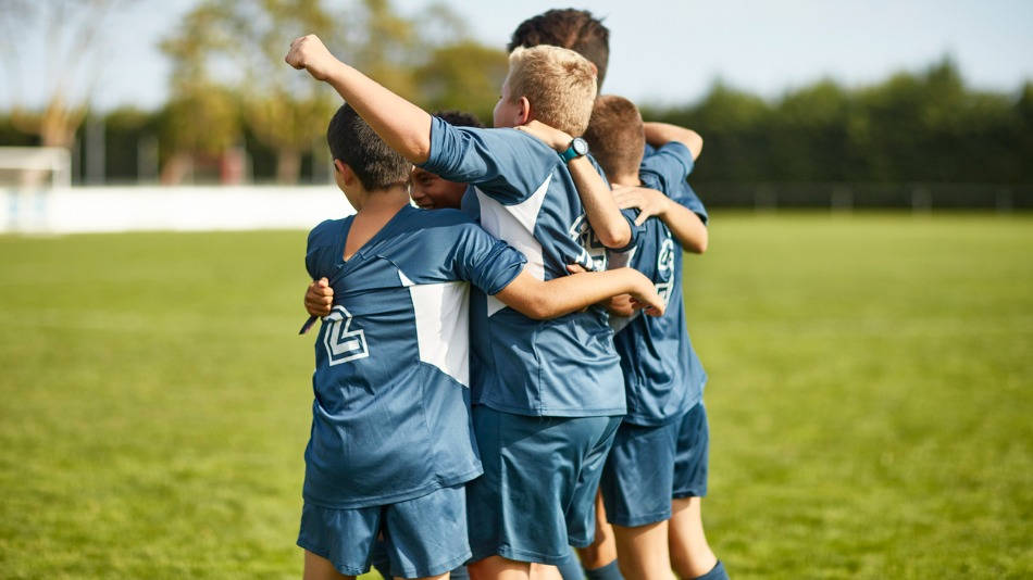 niños jugando futbol