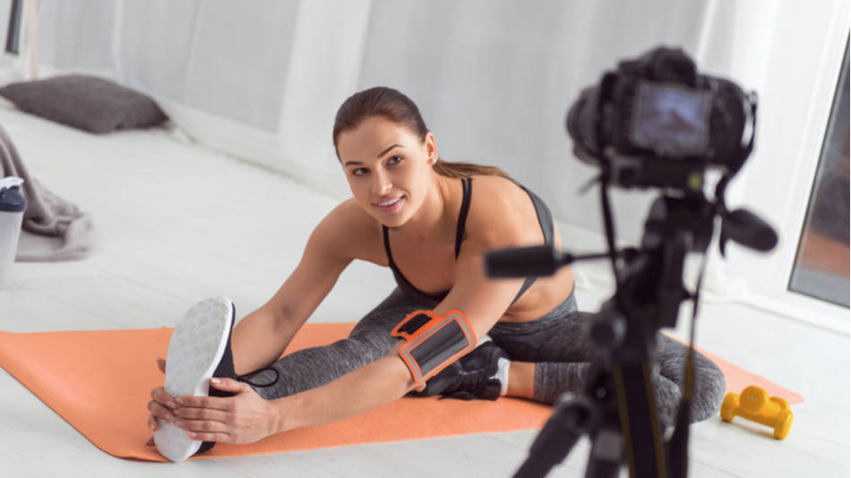 mujer haciendo deporte frente a camara