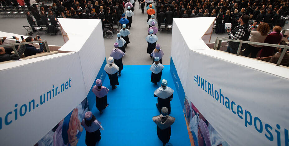 Entrada de los profesores a una fiesta de Graduación