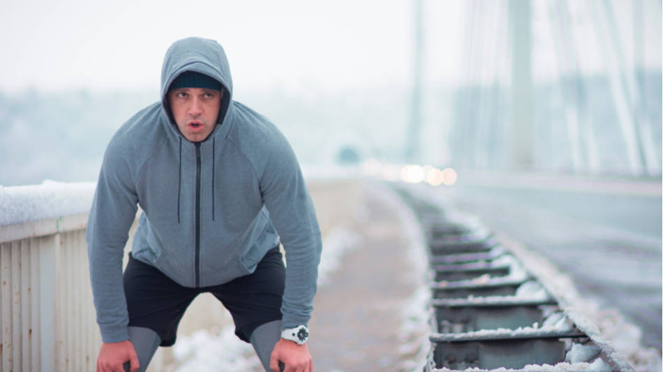 deportista respirando en la calle