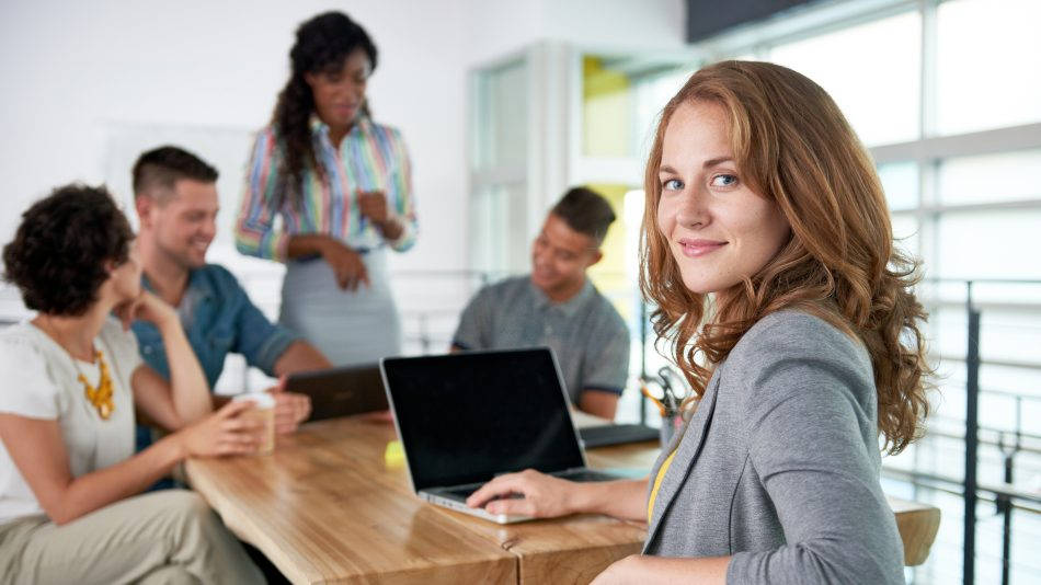 Examen Hubspot Inbound Marketing - mujer joven profesional en oficina