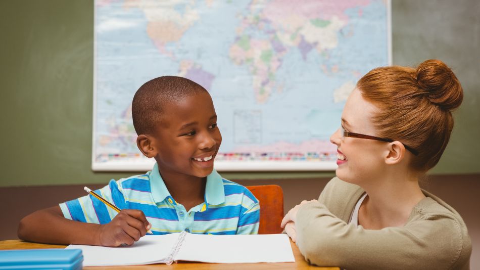 Niño y profesora de Educación Especial en España