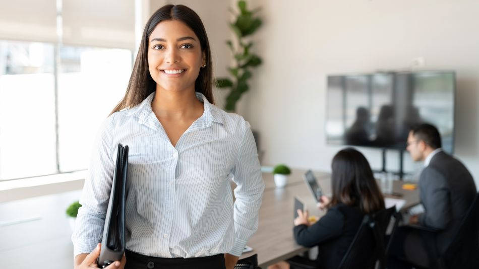 Oposiciones con grado universitario - mujer joven profesional