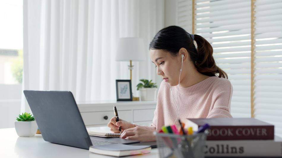 como saber si un master puntúa en oposiciones joven estudiando