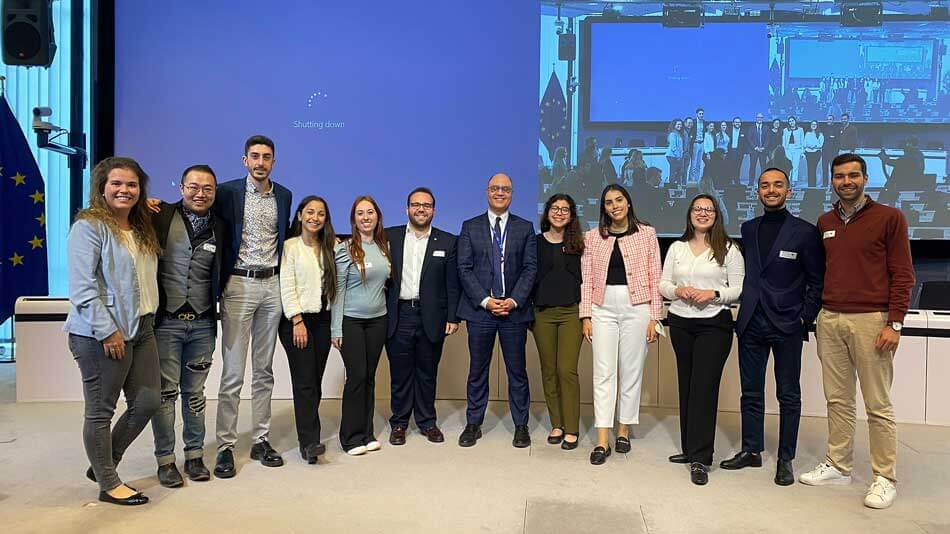 Sara Fuertes y un grupo de embajadores durante su estancia en Bruselas